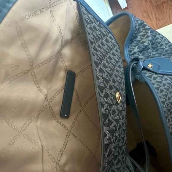 Michael Kors Large Eva Signature Tote - Picture 11 of 11